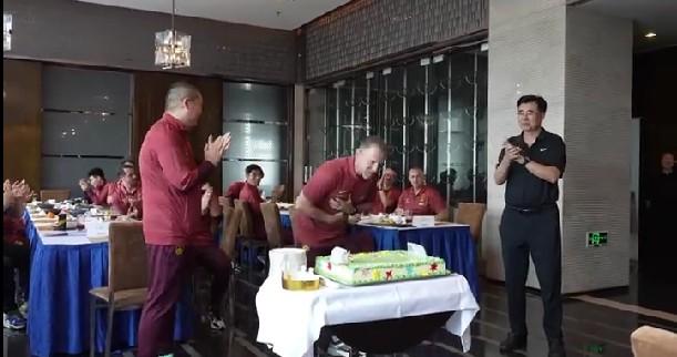 久尔杰维奇迎来58岁生日，韦世豪领衔唱生日歌