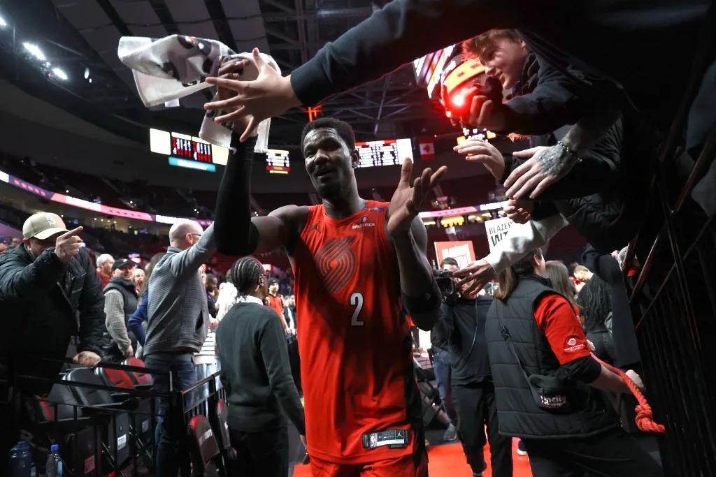 艾顿盛赞东契奇为NBA最佳组织者，并期待与东契奇携手共创辉煌